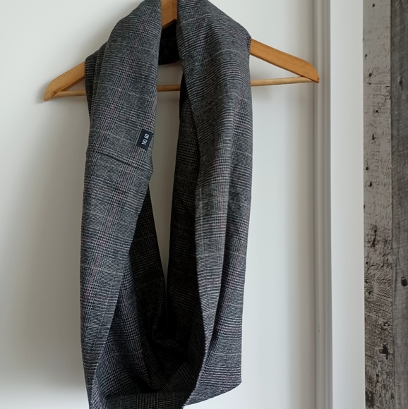 Grey and pink circle scarf with leather detail - Picture 2 of 7